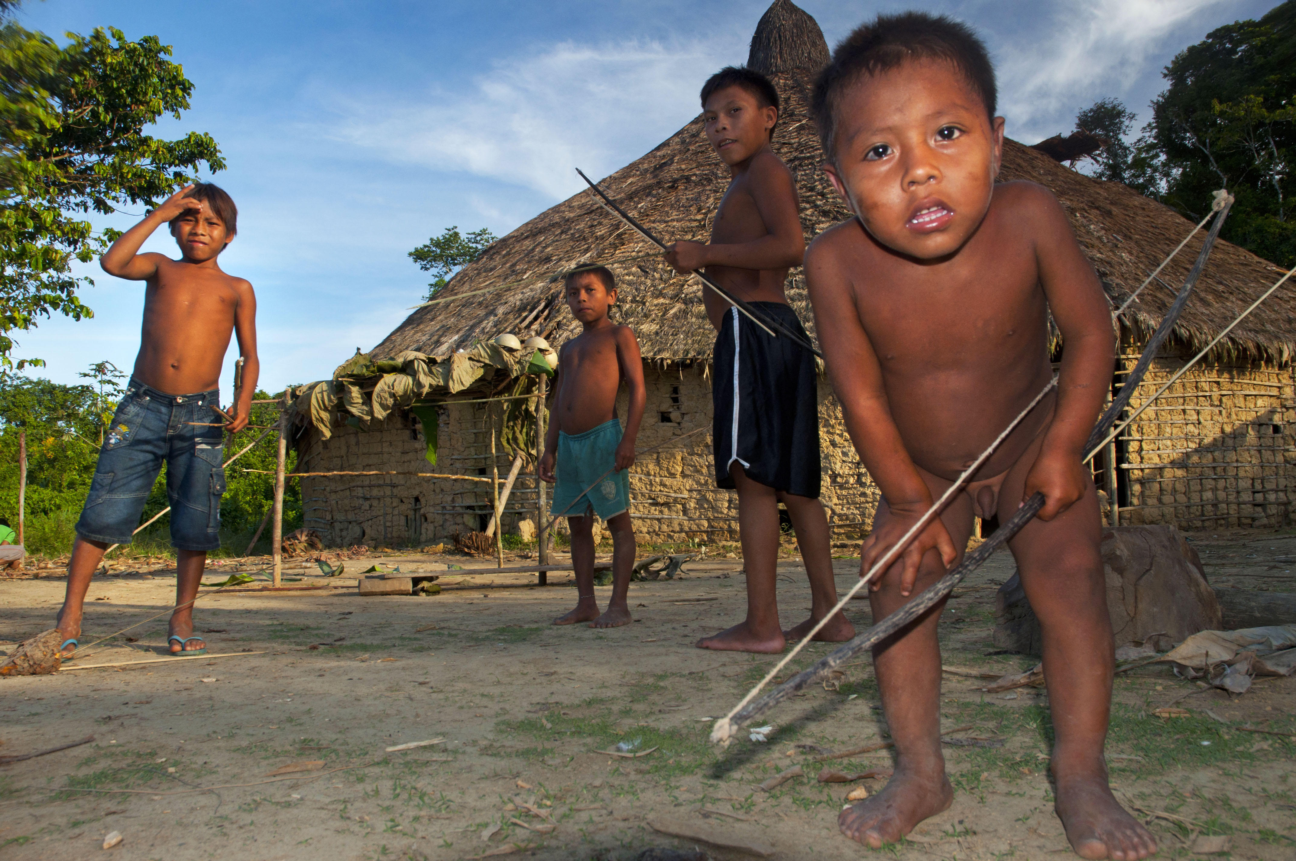 Yanomami children playing with archery. (Photo internet reproduction)