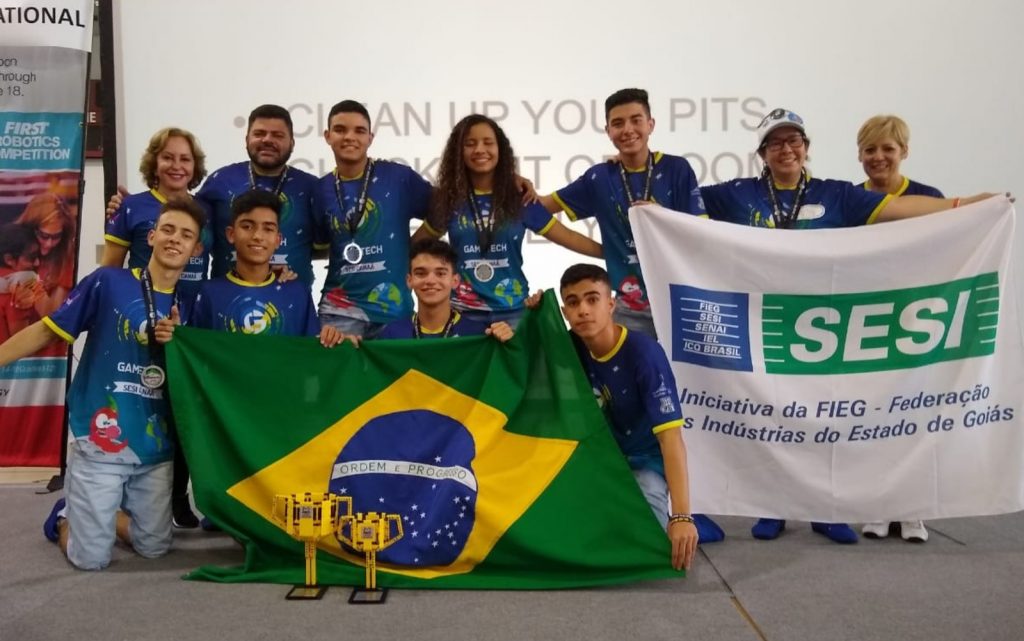 The students from SESI Canaã in Goiânia who developed the 'Chiliclete'.