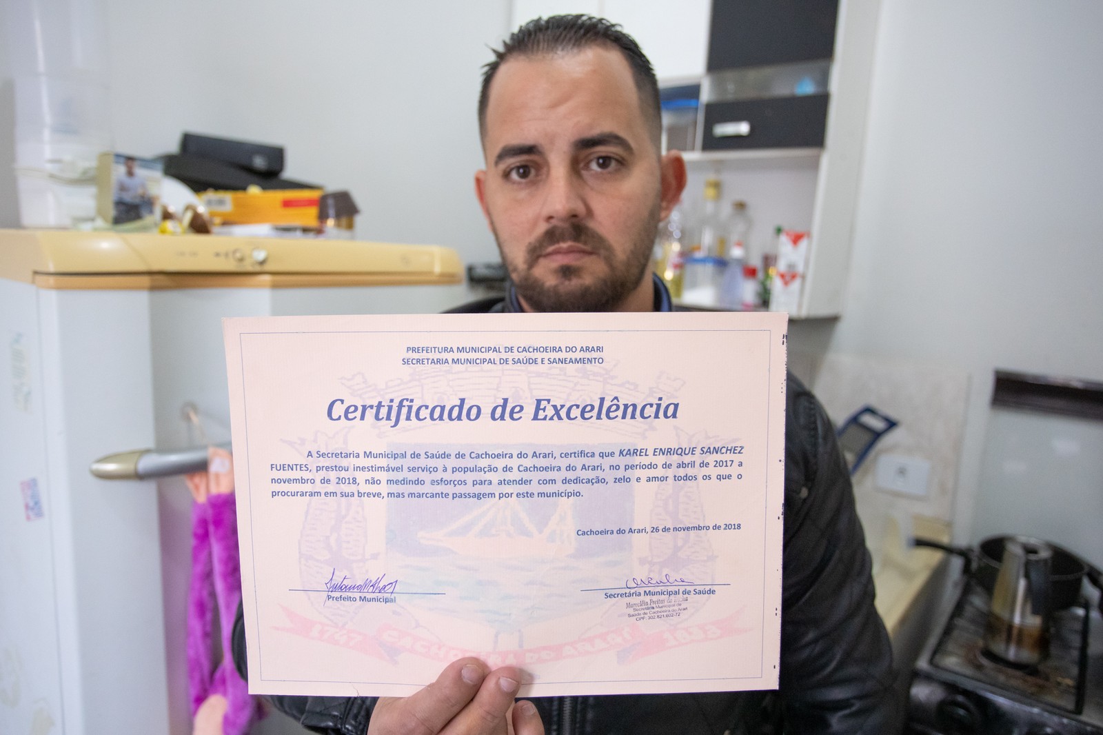 Cuban Doctor Karel Sanchez Fuentes received a Certificate of Excellence from the town where he worked during his participation in the 'Mais Médicos' Program.