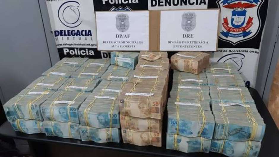 The police found on the plane six suitcases containing R$4,679,750 (US$1.169,937) in cash.