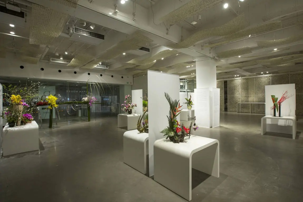 In total there are 50 arrangements, which will be replaced weekly by schools affiliated with the Association of Ikebana of Brazil, in addition to a permanent installation signed by the curator.