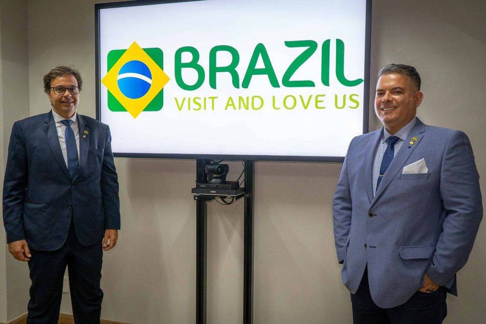 The brand 'Visit Brazil and love us' was developed to promote the country abroad.