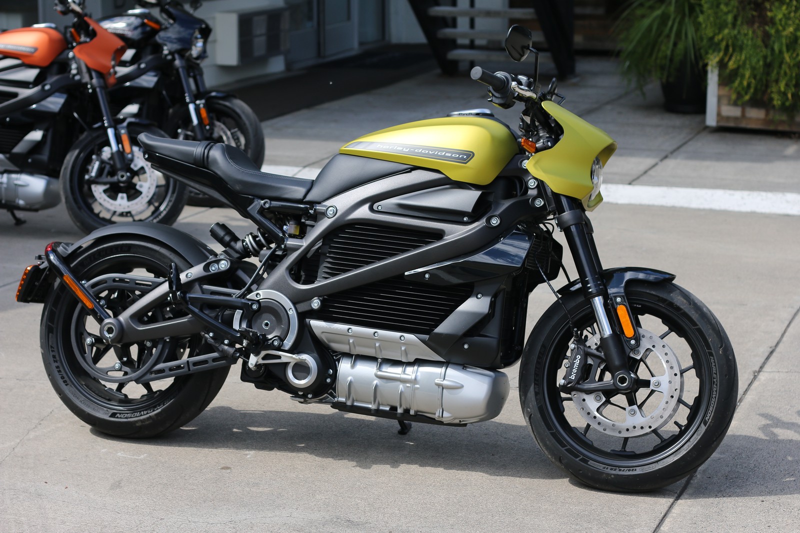 The battery allows the motorcycle to run up to 235 kilometers in urban routes.