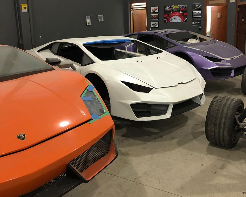 The cars, counterfeit replicas of the Ferrari and Lamborghini brands, were assembled to order and had sales advertised on social media. (Photo: Internet Reproduction)