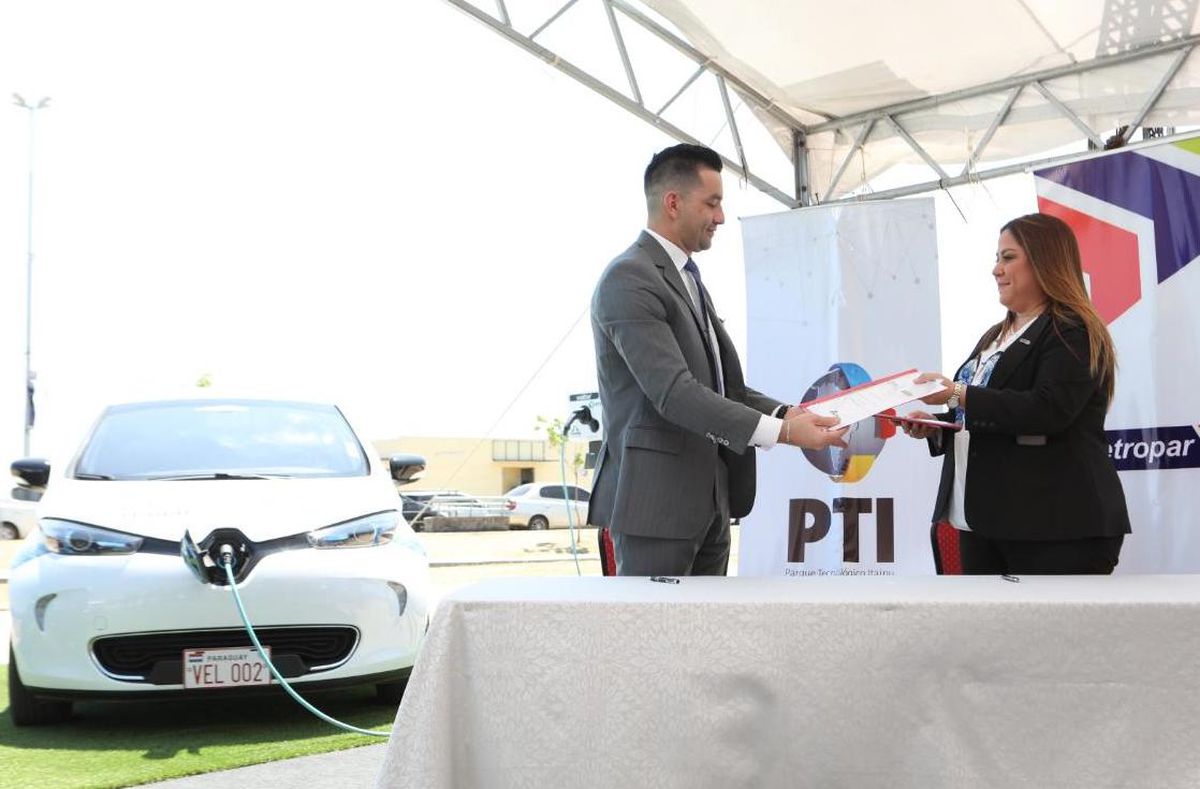 Itaipu Technology Park (PTI) and Itaipu Binacional engineers are fine-tuning the final details to inaugurate the first Solar Green Route for electric vehicles in Paraguay.