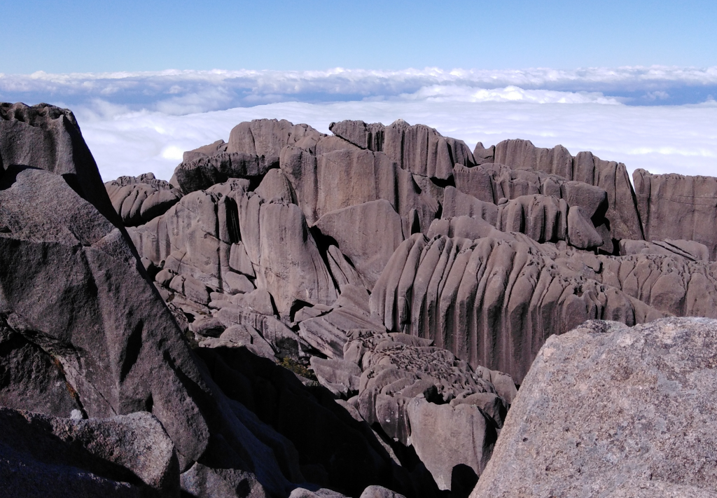 These brusque rock formations remind the viewer of the Crand Canyon in the USA.
