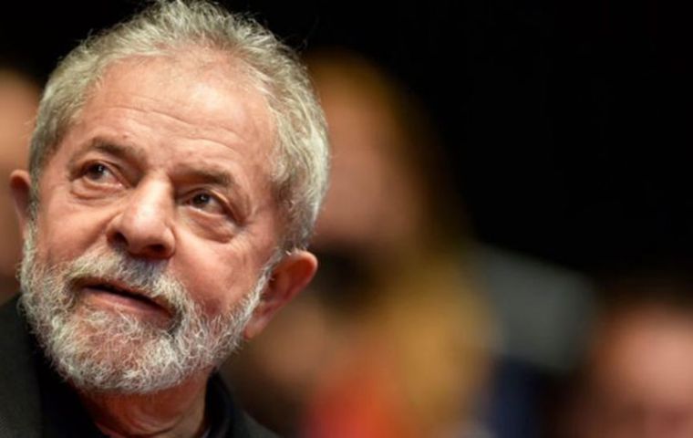 the defense claims that the "presence of antagonistic groups" around the headquarters of the Federal Police in Curitiba began to require permanent action
