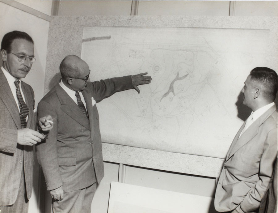 Francisco Matarazzo Sobrinho presents a model of Ibirapuera Park to the members of the IV Centennial Commission of the City of São Paulo and clarifies modifications to the original project in 1953. Photo: Alvaro Matias.