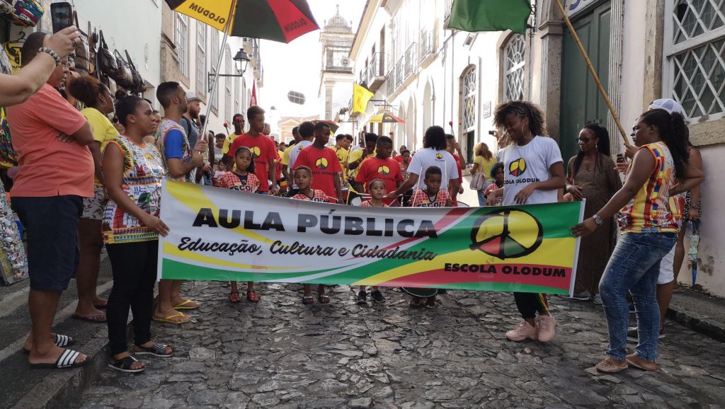 Olodum has partnerships with public schools in the suburbs of Salvador, where most social problems now tend to concentrate. Approximately three hundred children are enrolled in their programs.