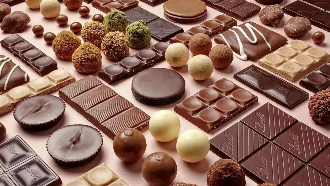 Chocolate can be savored at the festival in the most varied ways: in bars, pies, cakes, sweets in general, fondue, truffles, and in milk.
