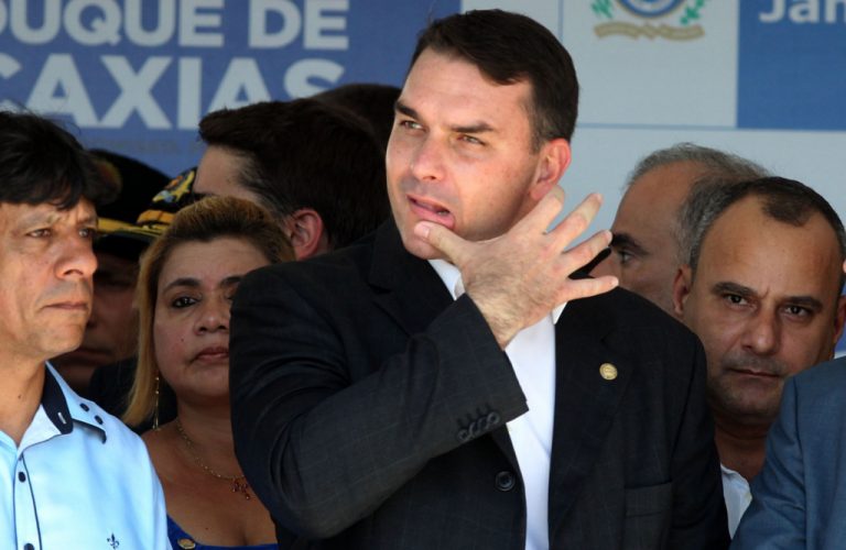 Flávio Bolsonaro and Eleven Other Senators Impose Spending Confidentiality