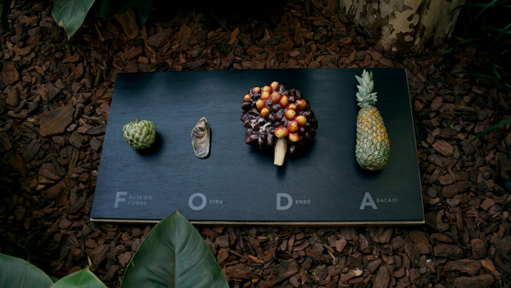 Unrestricted to politics, Weiwei's provocation reaches the multiple objects made up of porcelain molds of four Brazilian elements: sugar-apple, oyster, oil palm and pineapple, composing a particular word with the initial letters of each, in that order.