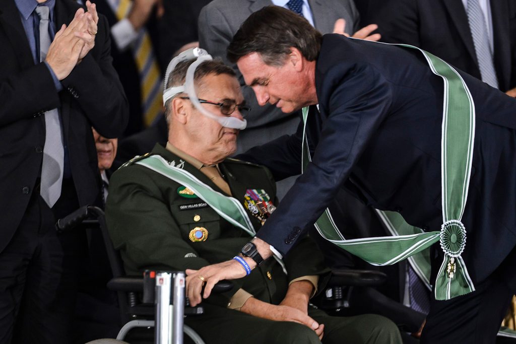 General Villas Bôas was embraced by President Jair Bolsonaro during the farewell ceremony.