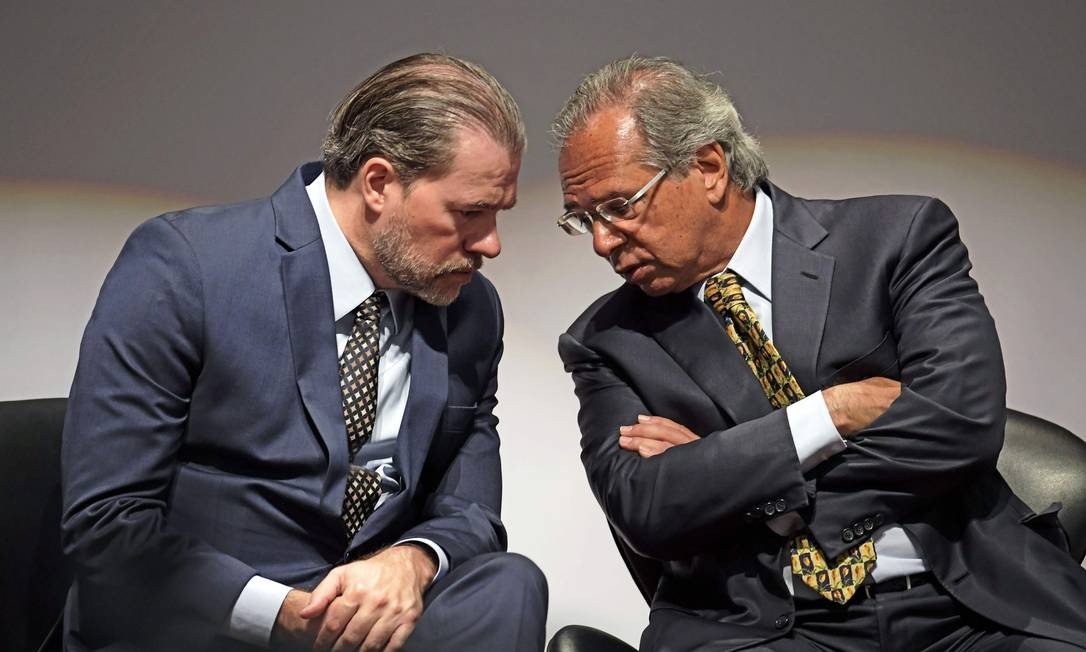 Federal Supreme Court presiding Justice Dias Toffoli (left) met with Economy Minister Paulo Guedes (right), to address legal actions between the Federal Government and state governments.