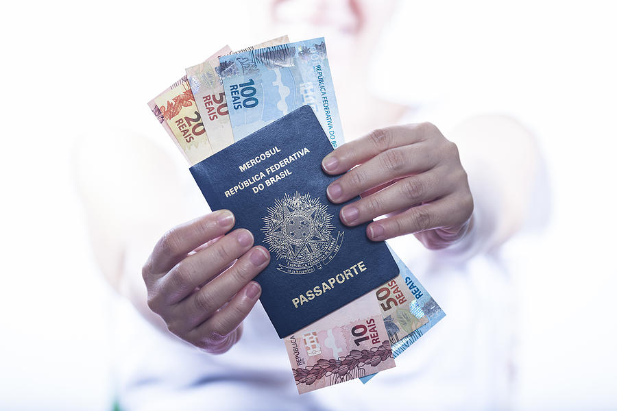 According to the head of the Central Bank's Statistics Department, Fernando Rocha, the cheaper dollar has stimulated international travel in recent months.