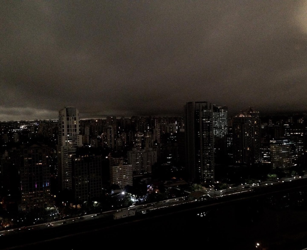 The day became night in São Paulo because of the smoke brought by the cold front.