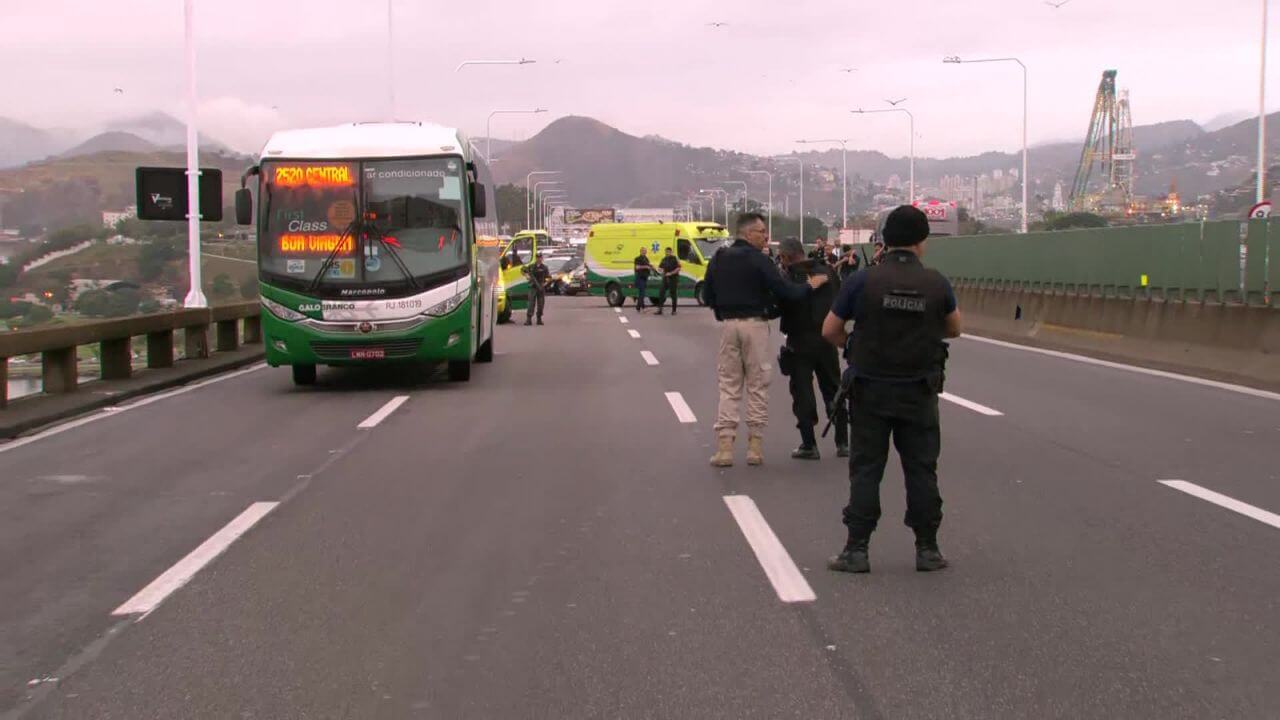 Brazil,Standoff at Rio-Niteroi bridge as hijacker negotiates with police release of hostages