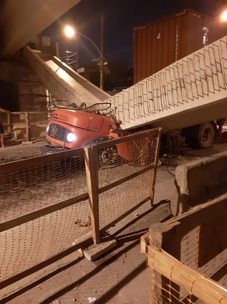 According to the Municipal Secretary of Infrastructure and Housing, the truck would have been over the height allowed on the track.