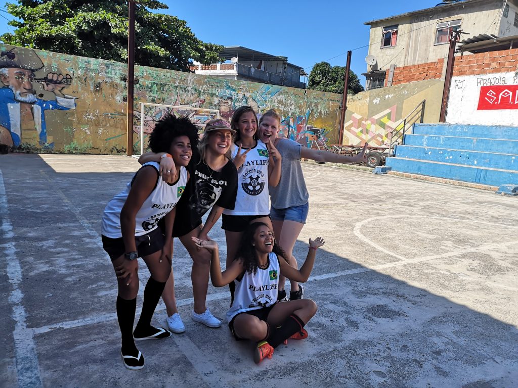 It all started in 2012, when American athletes Shanna and Ky Adderley moved to Rio, and couldn’t find a women’s football team. Shanna decided then to start her own football project by organizing weekly practices for girls.