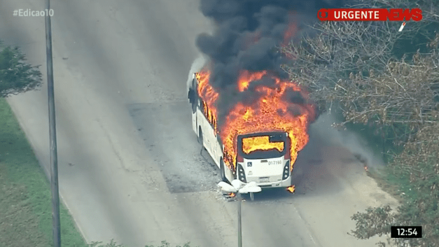 Around 12 noon, residents blocked Brazil Avenue, near Vila Kennedy, and protested against the bricklayer's death. Shortly before 1 PM, the protesters set fire to a bus on the street.
