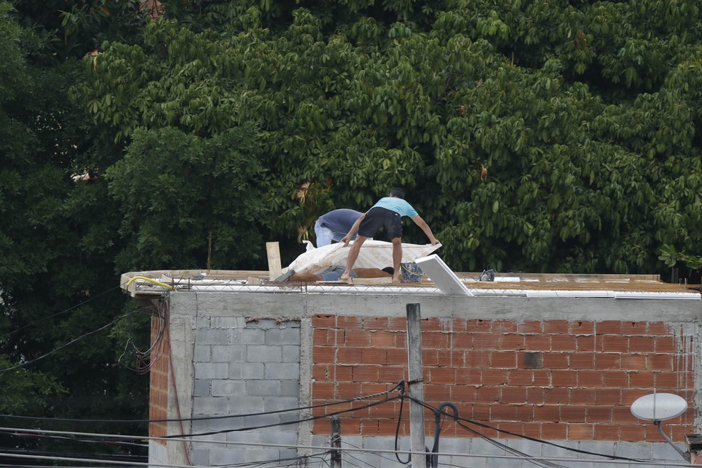 People close to the victim said that when he was shot, Joseph was holding nails and a hammer. The bricklayer also sold roasted chicken on Sundays in the Sacolão da Vanuza.