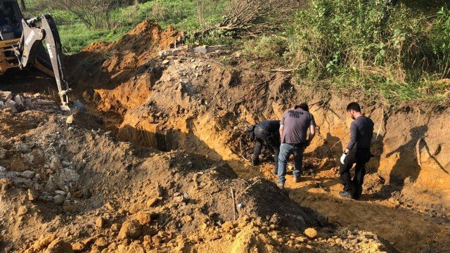 Police inspect a mass grave allegedly used by militias to dumb bodies (Photo: Police Release)