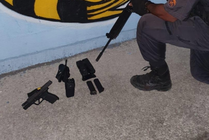 Police recovered a pistol following a shootout in Chapadão. (Photo: Police release)