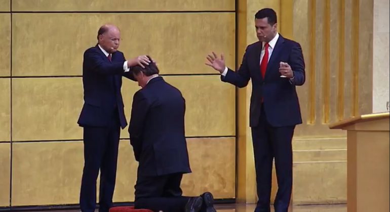 Brazilian President Jair Bolsonaro kneeled in front of Pastor Edir Macedo from Universal Church to be anointed by him. (Photo: internet reproduction)