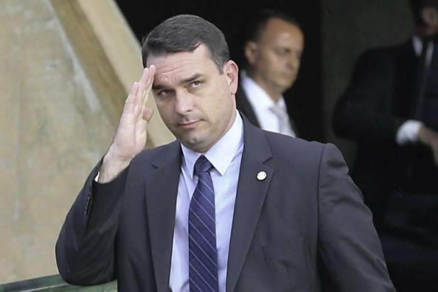 Caroline and other legislators such as Senator Flávio Bolsonaro (PSL-RJ), deputy Filipe Barros (PSL-PR) and deputy Carla Zambelli (PSL-SP) have formed a kind of party riot squad in an attempt to obstruct the meeting.