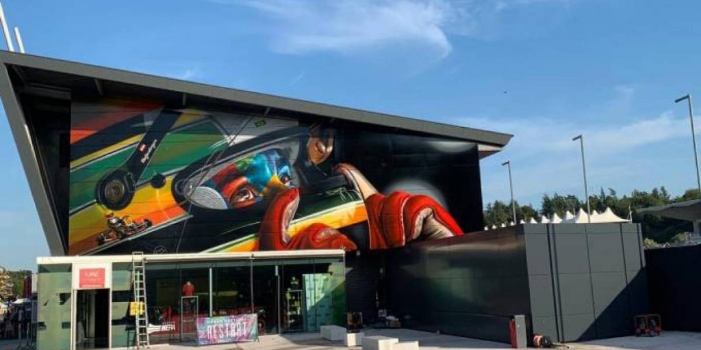 The panel is 21 meters long and seven meters high, and was painted on the façade of the Checco Costa Museum