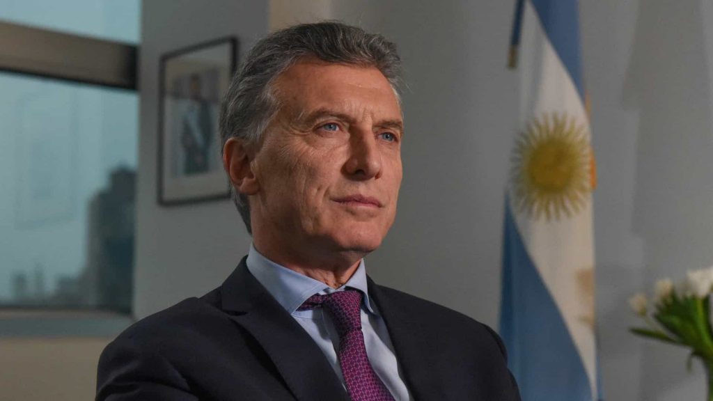 economists and political analysts say that President Mauricio Macri is weakening every day and today has less chance of remaining in power despite recent attempts to stimulate consumption and regain prestige with the middle class.