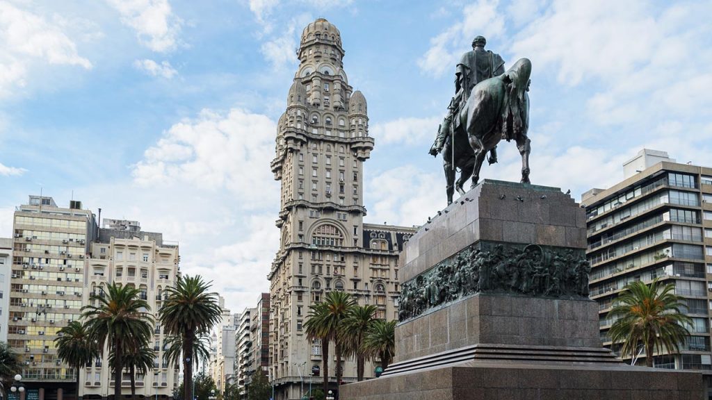 Plaza Independencia in Montevideo, Montevideo's main square, featuring the mausoleum of Uruguayan military hero José Artigas. (Photo internet reproduction)