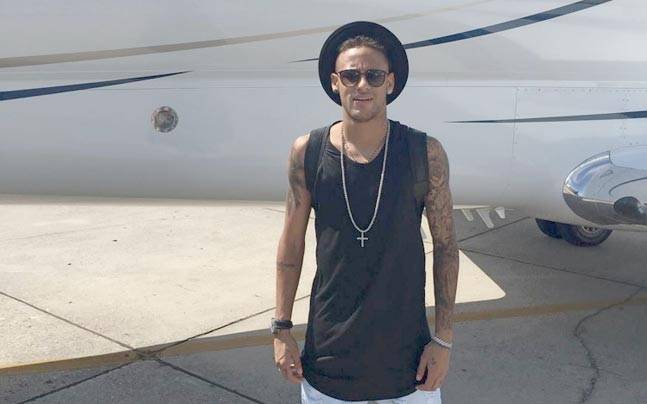 According to the CEO and CFO of the companies managing Neymar's career, Barcelona paid only part of the bonus agreed when his contract was renewed until 2021.