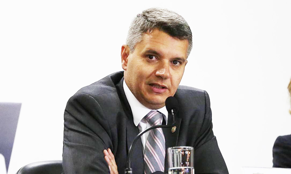 Ricardo Saadi, who led the investigation against Flavio Bolsonaro, must leave because that's what Jair Bolsonaro wants. 