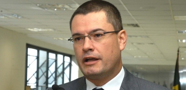 Federal Police Director General Maurício Valeixo is a game ball of the Brazilian President's power poker and tries to make a good face to the bad game.
