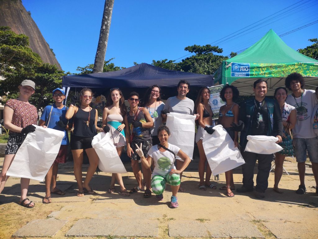 We join the bay protectors from Instituto Mar Urbano and Verde Mar during a beach clean-up and immediately discover the importance of their work. (Photo: internet reproduction)