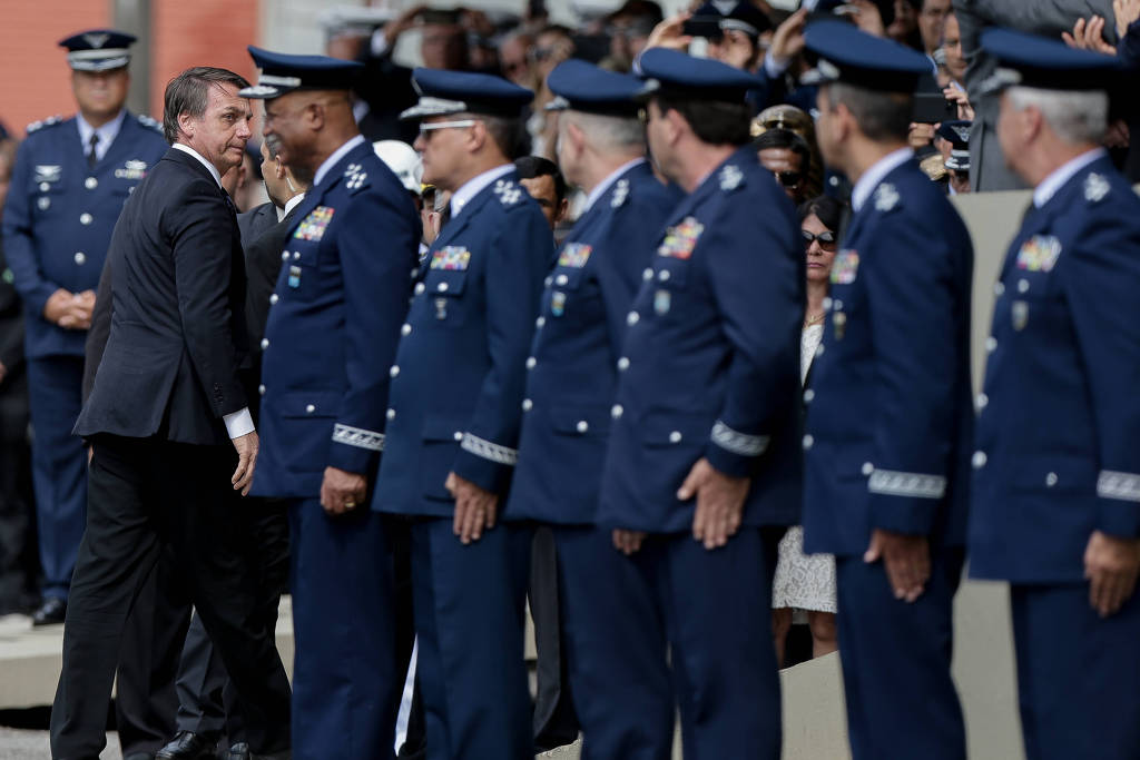 Jair Bolsonaro's government included in the text of the project, which is being processed in the Lower House, an immediate increase in Armed Forces' salaries.