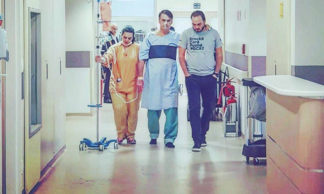 Along with the message at the time, he published a photo in which he is supported by Carlos in the hospital corridor.