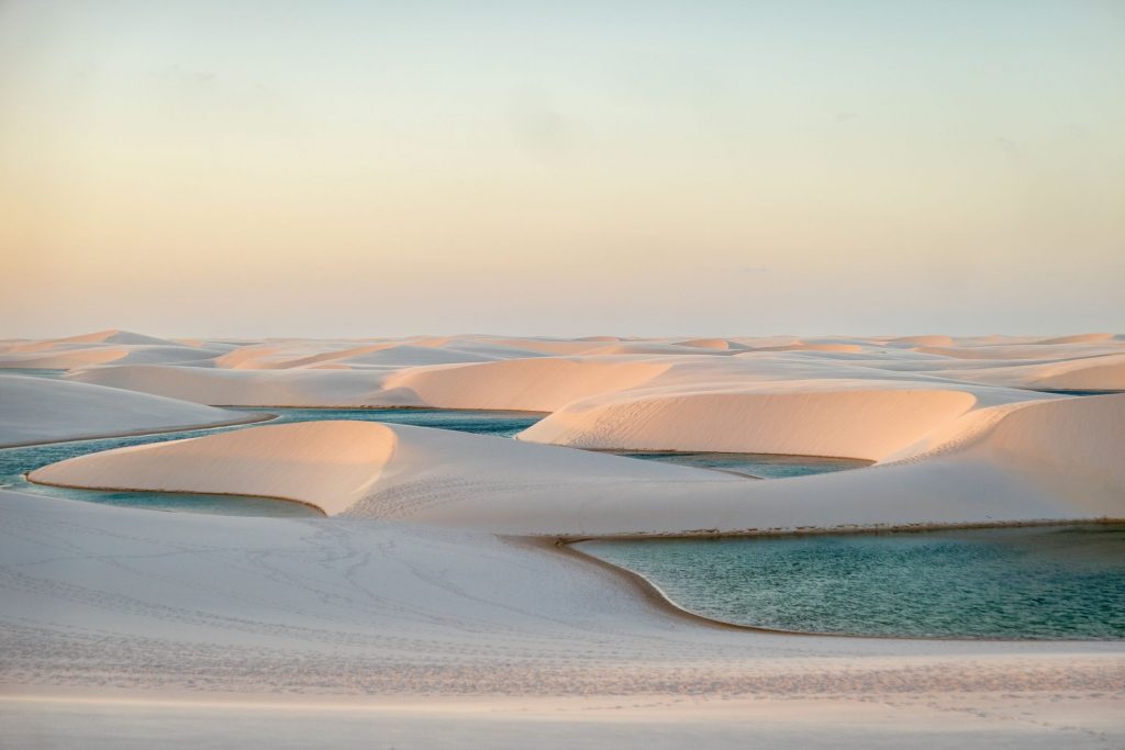 Lençóis Maranhenses boasts an ecosystem formed by dunes, freshwater lagoons, coastal forest areas, and mangroves. (Photo: internet reproduction)