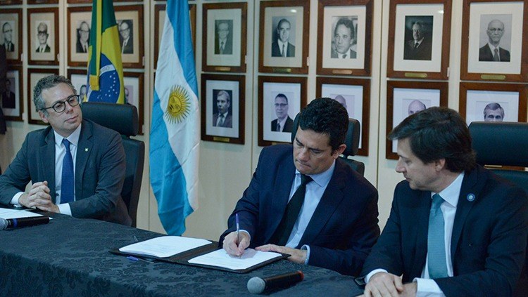 The Brazilian Ministry of Justice and Public Safety, Sérgio Moro, and the Argentine Ministry of Production and Labor, Fernando Blanco, signed the agreement on September 10th in Brasília.