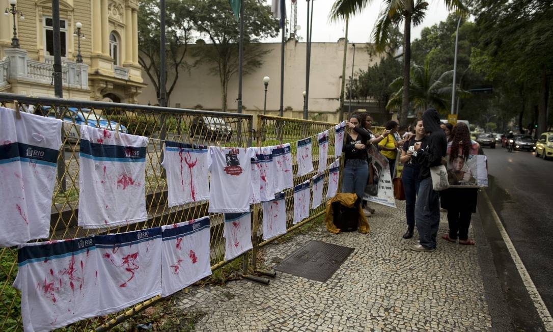 According to the local press, the 16 school uniforms with red spots remembered the 16 children shot by stray bullets this year.