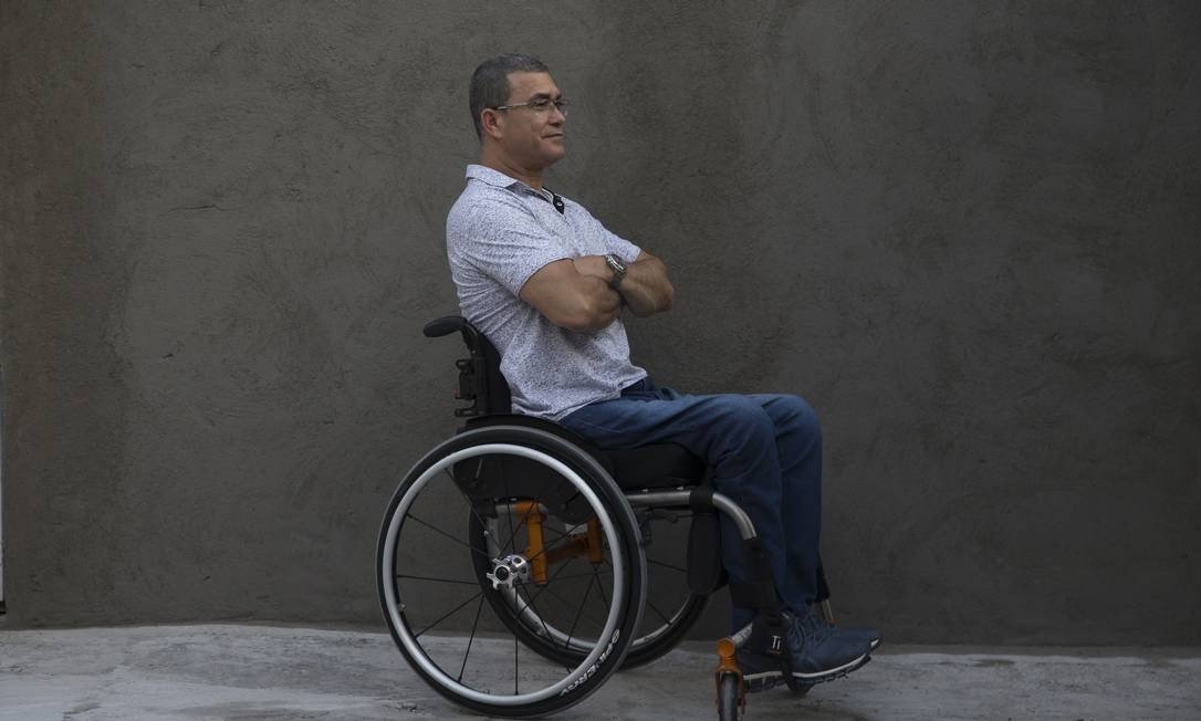 Private Antônio Figueiredo Sobrinho attempted to end his own life twice in one year after being shot in the back by a criminal's accomplice and becoming paraplegic.