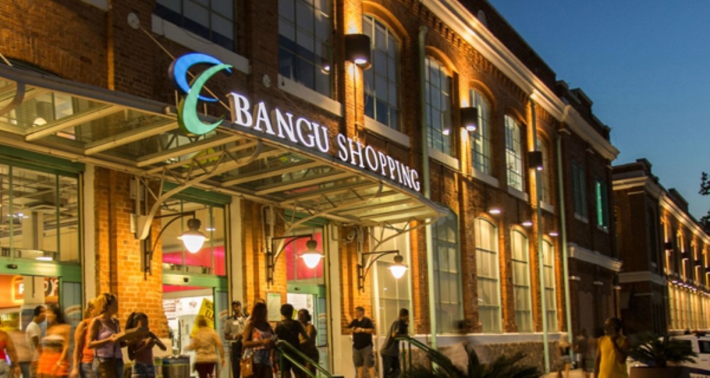 Bangu Shopping Mall Hosts Petrobras Symphony Orchestra Playing Pink Floyd