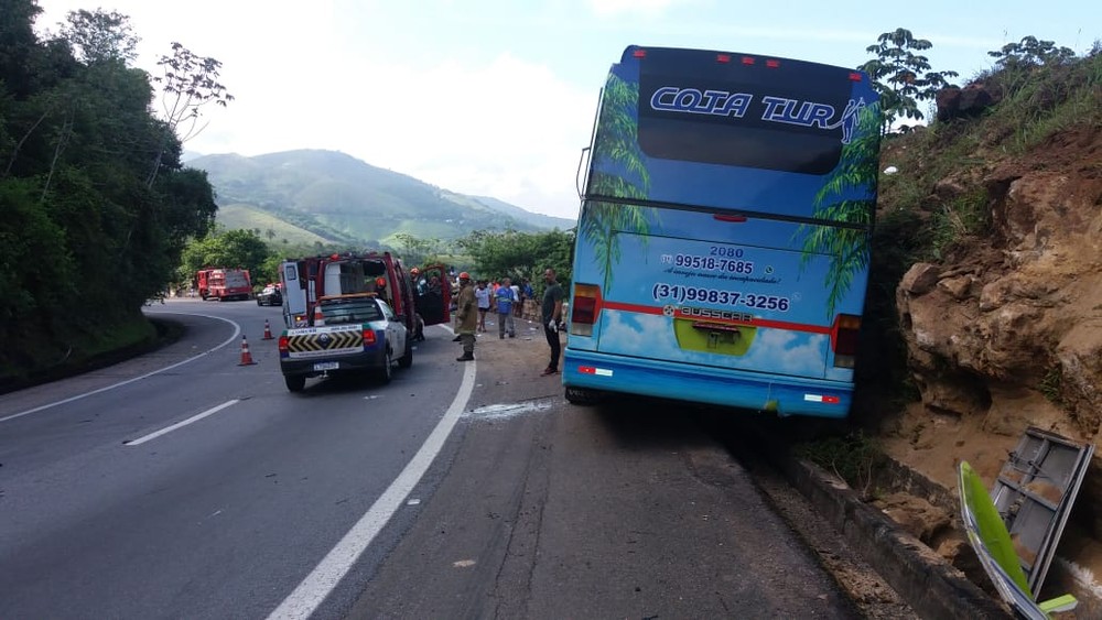 According to the Federal Highway Police, the vehicles collided and one of them hit a gully. The causes of the accident are still being investigated.