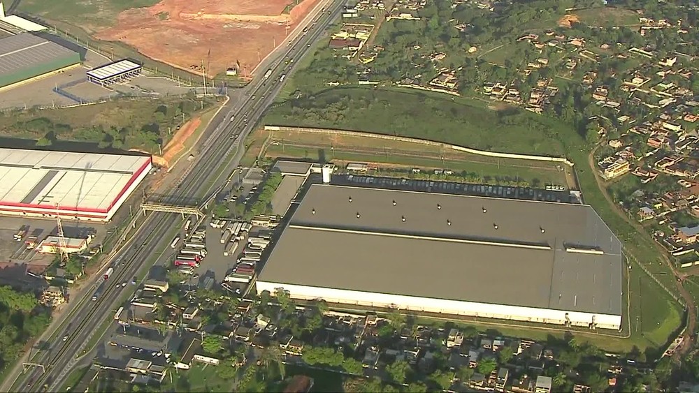 The Lojas Americanas distribution center is open 24 hours a day, so the criminals got there at around 3 AM.