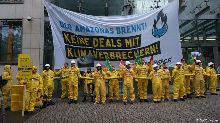 "No agreements with climate criminals," in reference to the agreement between Mercosur and the European Union (EU), and displayed the trunk of a burning tree.