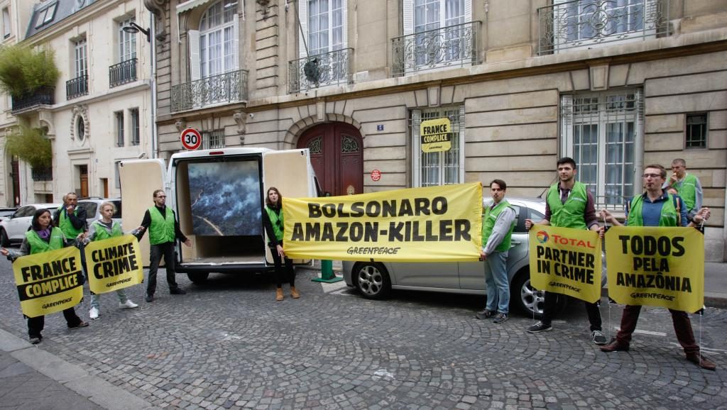 "Bolsonaro = Amazon Killer," in reference to the agreement between Mercosur and the European Union (EU), and displayed the trunk of a burning tree. (Photo internet reproduction)
