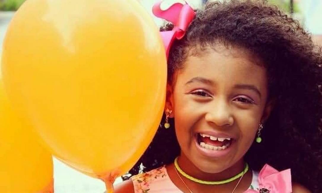 Witnesses stated that the shot that struck Ágatha Félix was fired by a police officer, who had tried to shoot a motorcyclist who was passing by the scene.