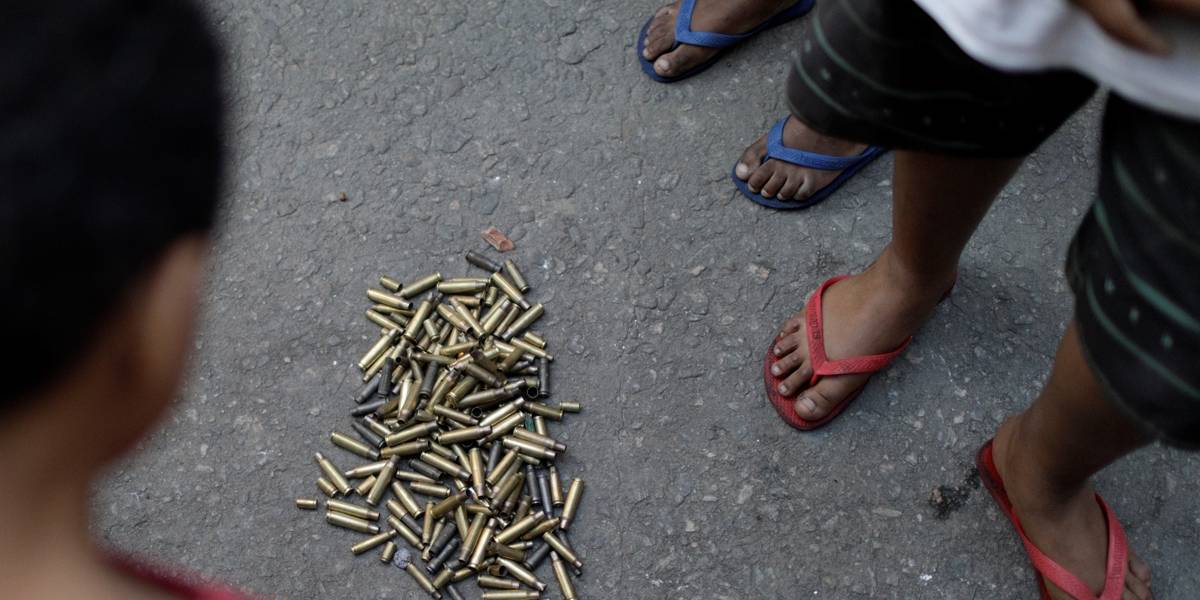 Public safety expert Sílvia Ramos said that "the United States police killed 800 people with 300 million inhabitants last year. And the police in Rio de Janeiro, with 17 million inhabitants, killed more than 1,500." According to her, it means an excess for standards anywhere in the world.
