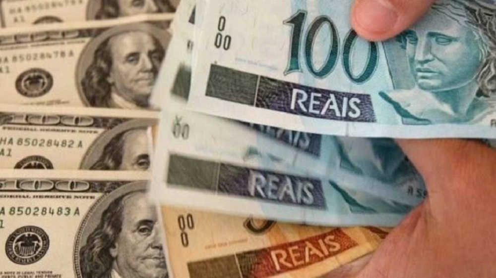 The rise of the dollar and the fall in the stock market intensified in the middle of the afternoon, when the first case of infection by the new virus in the United States was confirmed.